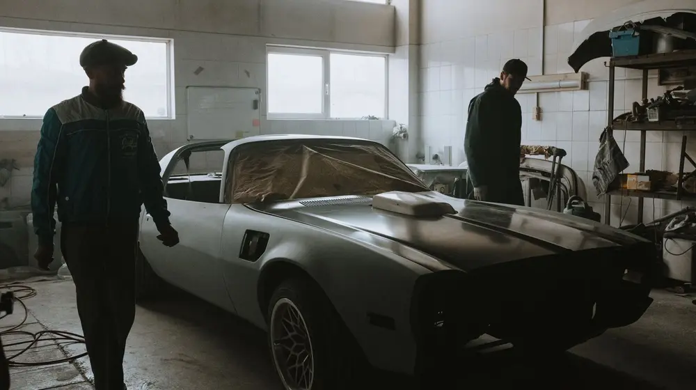 Restauration d’une voiture américaine en atelier